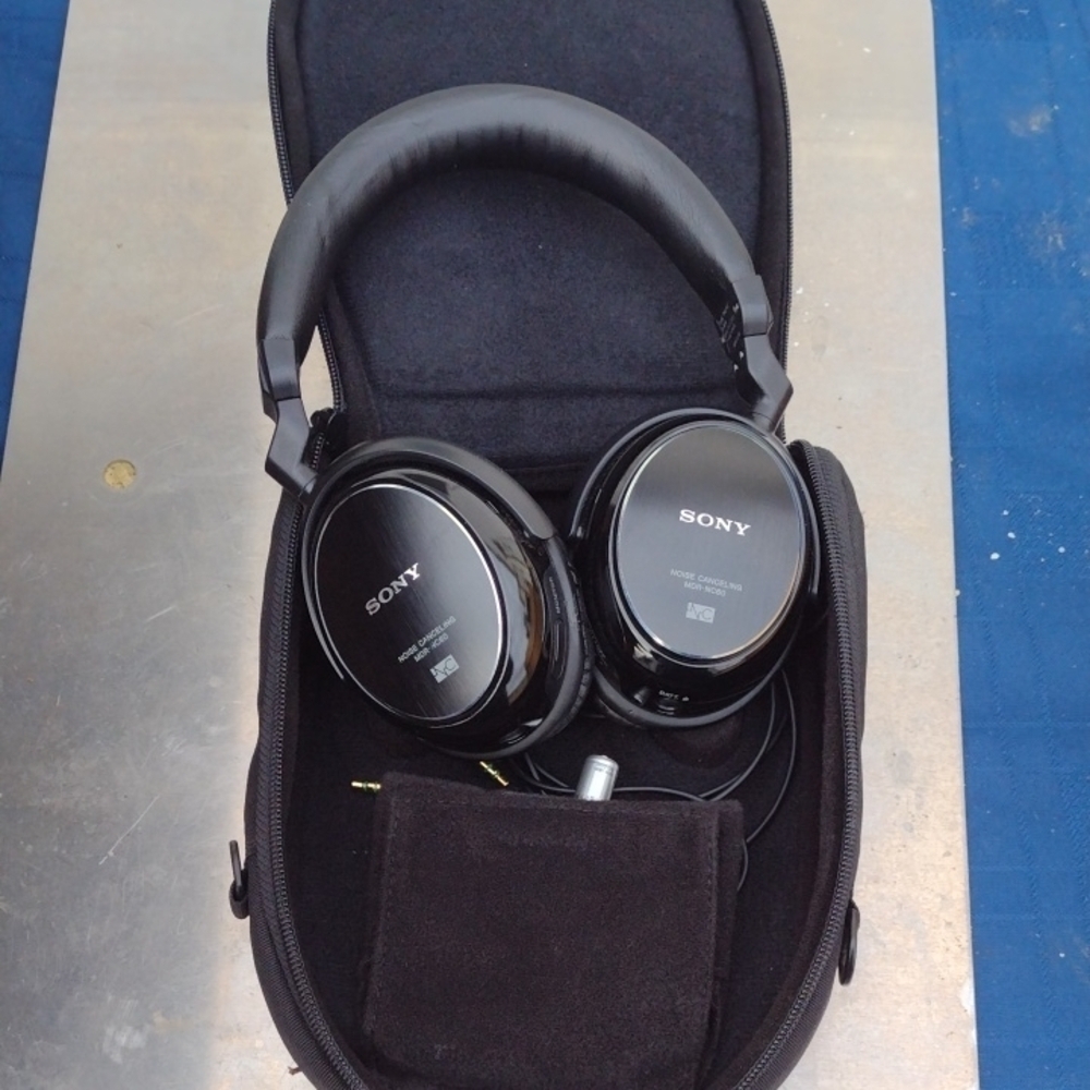 Sony MDRzx750bn Black Over-Ear Noise Cancelling Stereo Headset with Case NWOT